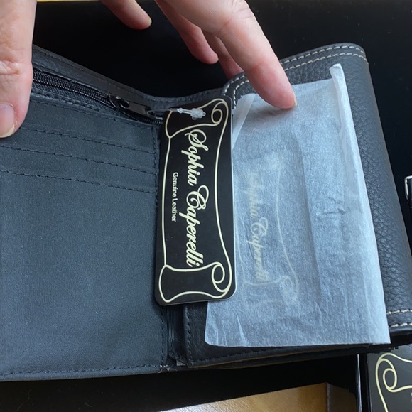 Black womans wallet - Picture 2 of 4